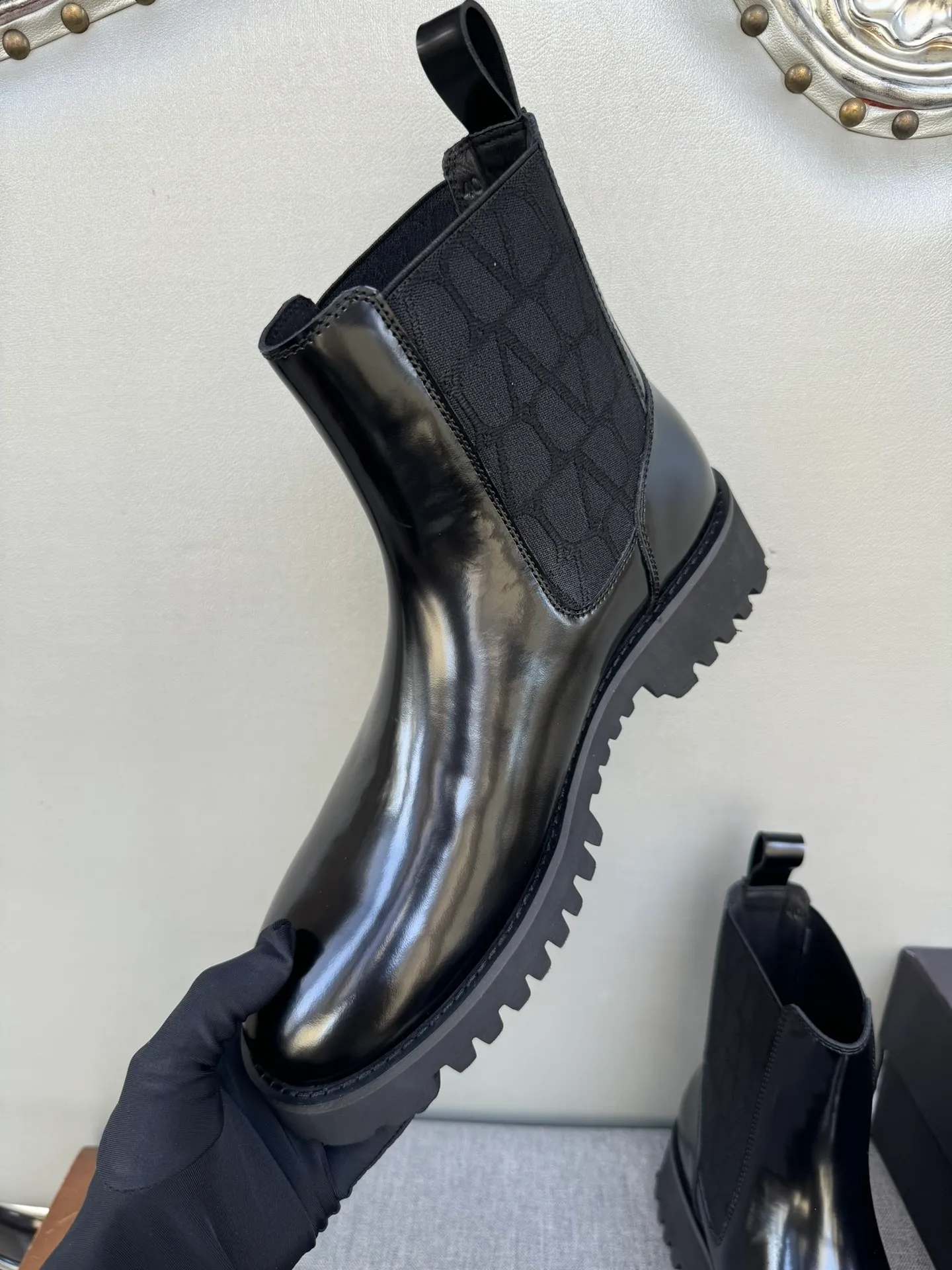 [Valentino] Top P: 1000💰 Size: Men 39-44 (45 customized) Valentino VLTN casual shoes 2025 latest winter series, original 1:1 development Casual men's leather shoes Made with heavy investment, shoes and boots are made of imported cowhide that is not easy to deform, black cowhide lining, original foam outsole, black open edge beads, black suede, brown suede Factory craftsmanship, perfect products are only prepared for you who know taste! Any comparison is welcome!